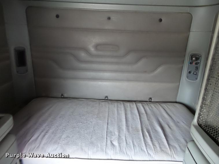 image for item L1540 2005 Freightliner Columbia semi truck