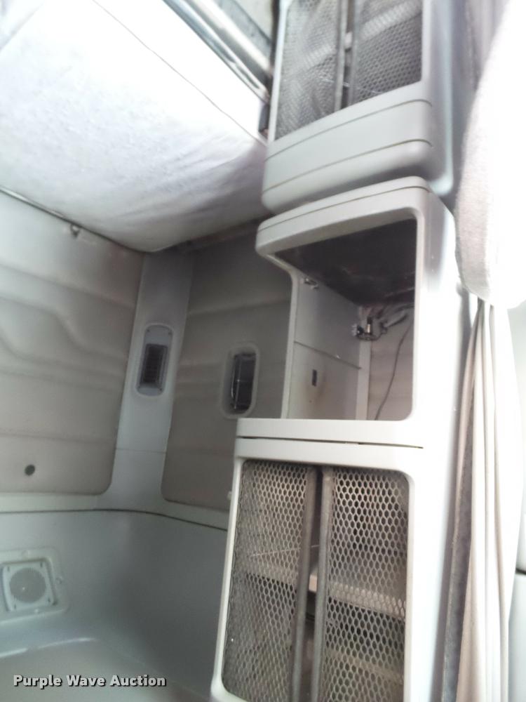 image for item L1540 2005 Freightliner Columbia semi truck