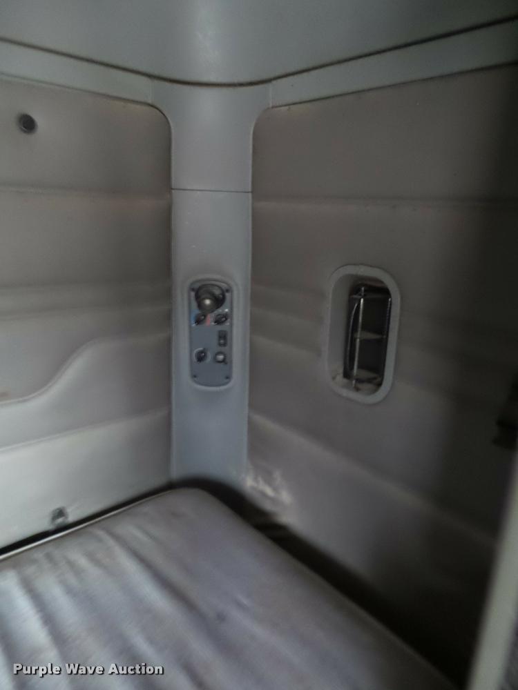 image for item L1540 2005 Freightliner Columbia semi truck