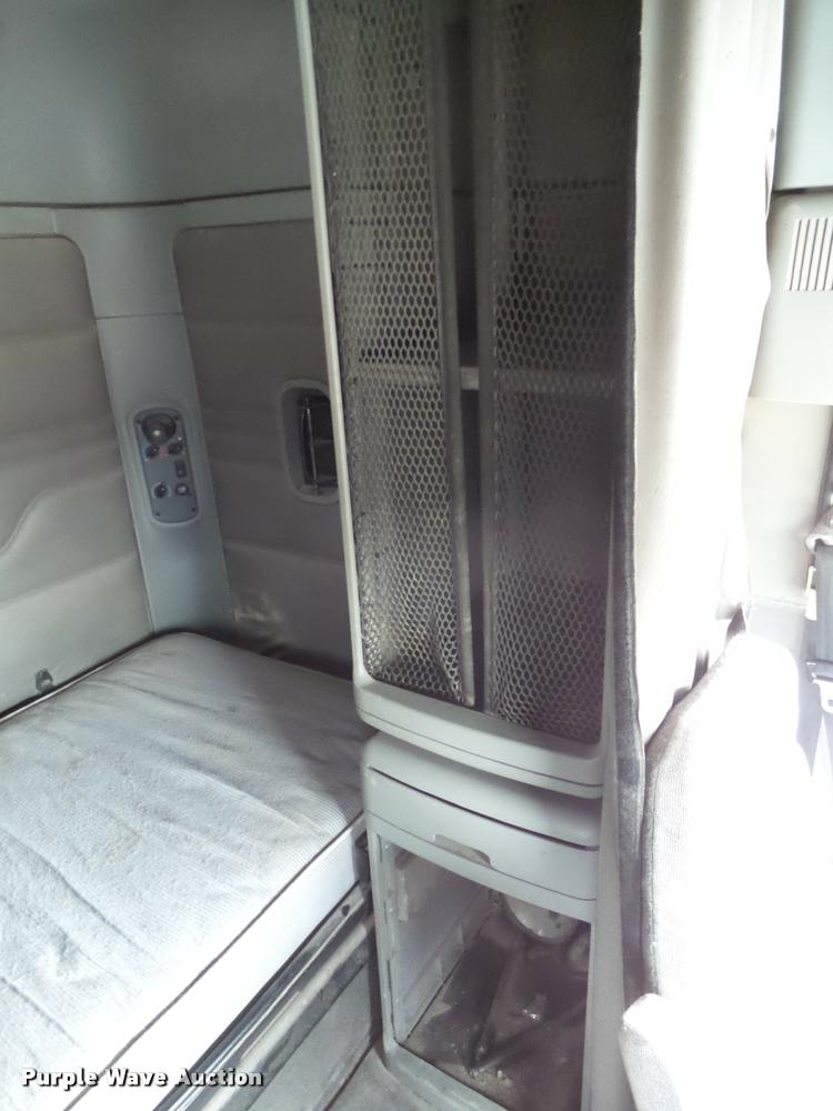 image for item L1540 2005 Freightliner Columbia semi truck