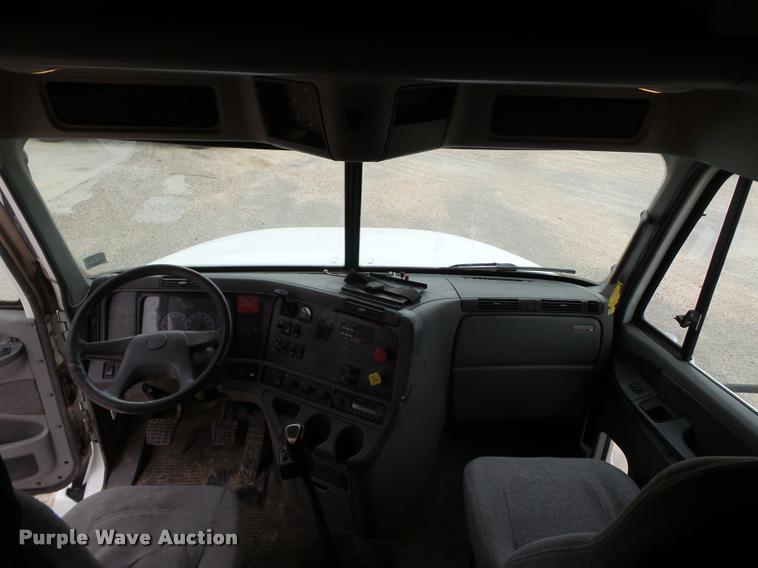 image for item L1540 2005 Freightliner Columbia semi truck