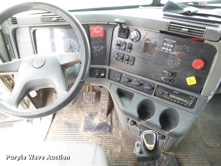 image for item L1540 2005 Freightliner Columbia semi truck