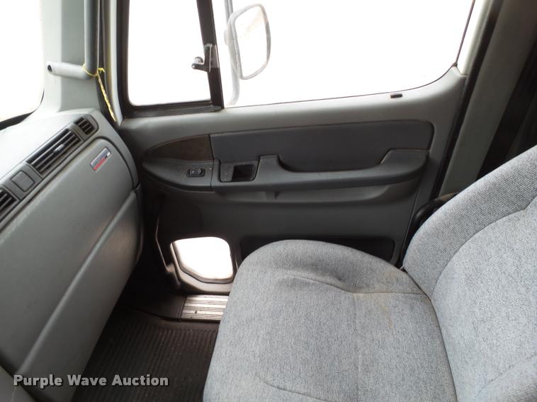 image for item L1540 2005 Freightliner Columbia semi truck