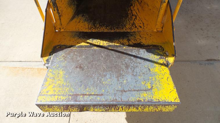 image for item DS9093 1996 Brush Bandit 150XP wood chipper