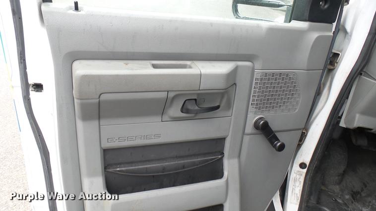 image for item L2388 2009 Ford E450 Super Duty shuttle bus