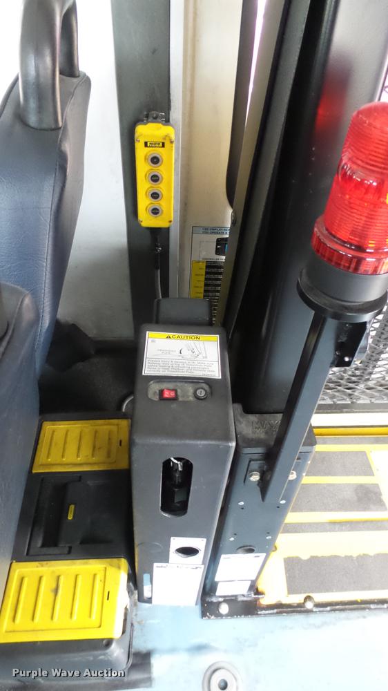 image for item L2388 2009 Ford E450 Super Duty shuttle bus