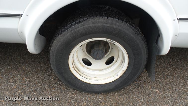 image for item L2388 2009 Ford E450 Super Duty shuttle bus