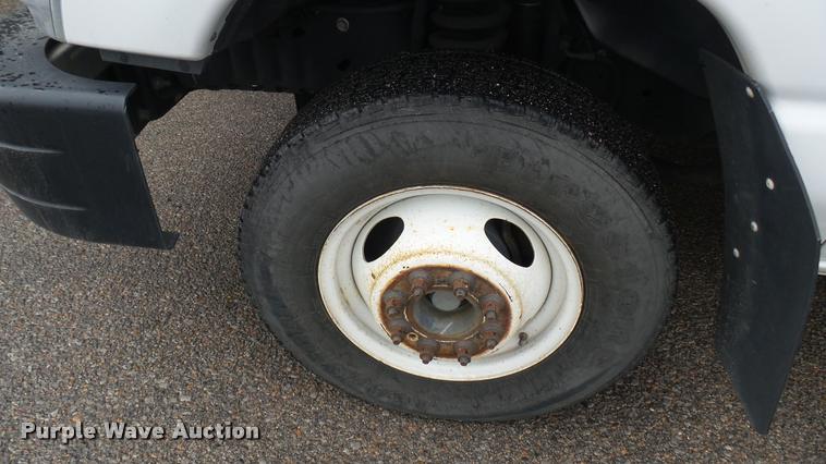 image for item L2388 2009 Ford E450 Super Duty shuttle bus