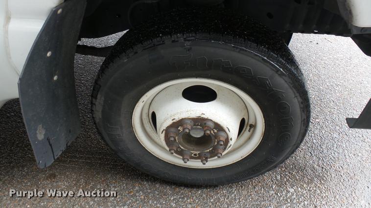 image for item L2388 2009 Ford E450 Super Duty shuttle bus