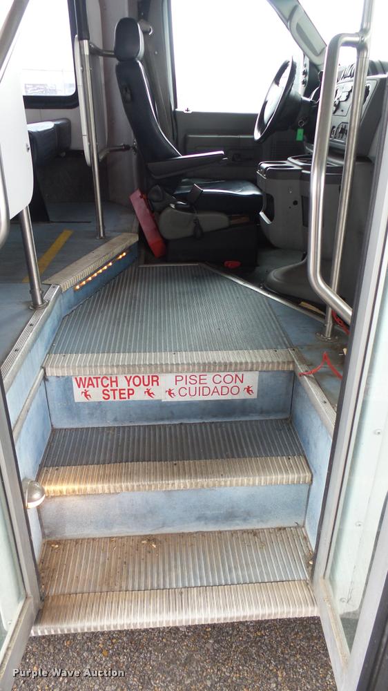 image for item L2389 2009 Ford E450 Super Duty shuttle bus
