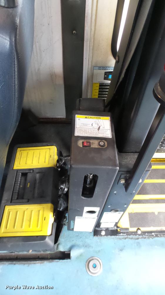 image for item L2389 2009 Ford E450 Super Duty shuttle bus