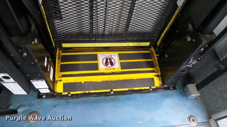 image for item L2389 2009 Ford E450 Super Duty shuttle bus