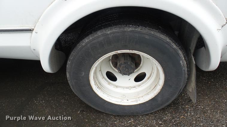 image for item L2389 2009 Ford E450 Super Duty shuttle bus