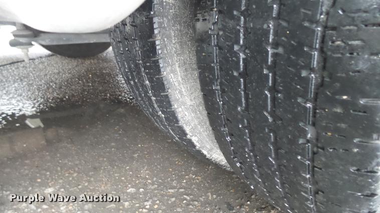 image for item L2389 2009 Ford E450 Super Duty shuttle bus