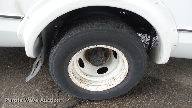 image for item L2389 2009 Ford E450 Super Duty shuttle bus