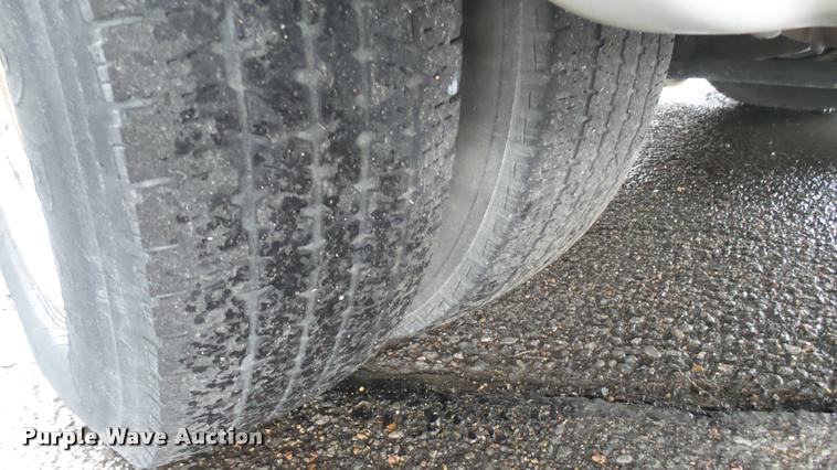 image for item L2389 2009 Ford E450 Super Duty shuttle bus