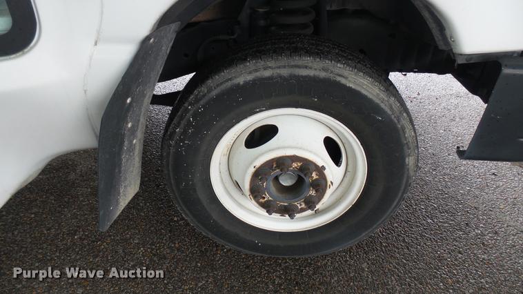 image for item L2389 2009 Ford E450 Super Duty shuttle bus