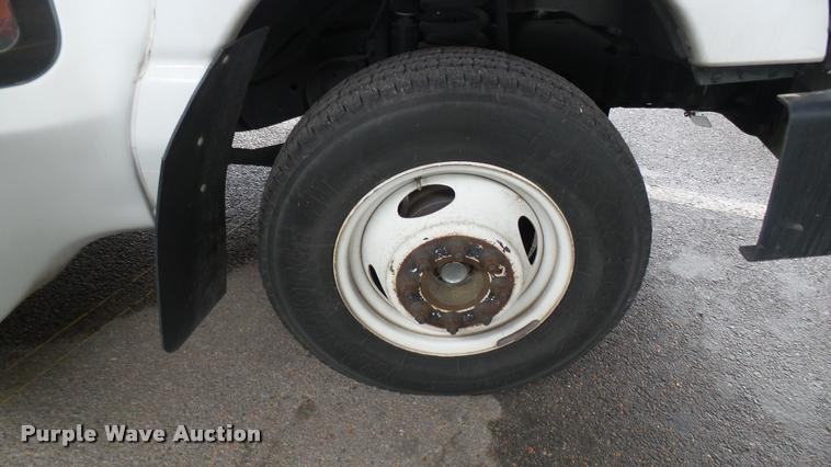 image for item L2390 2010 Ford E450 Super Duty shuttle bus