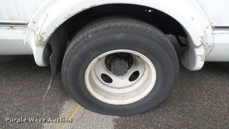 image for item L2390 2010 Ford E450 Super Duty shuttle bus