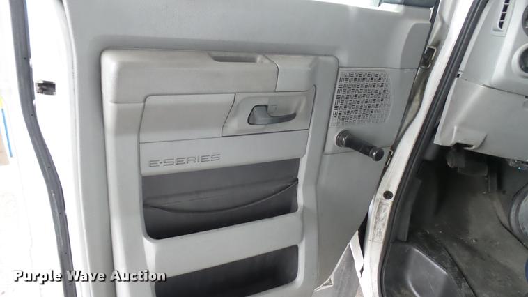 image for item L2391 2009 Ford E450 Super Duty shuttle bus