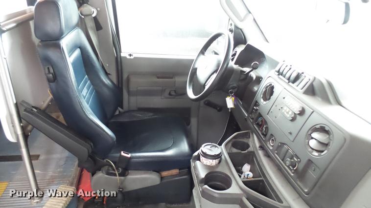 image for item L2391 2009 Ford E450 Super Duty shuttle bus