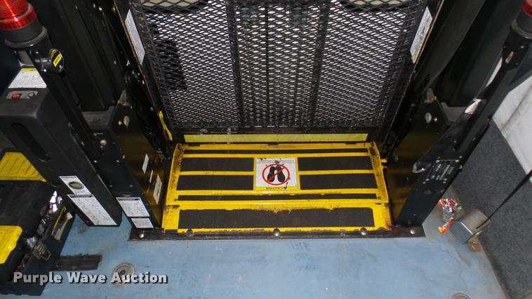 image for item L2391 2009 Ford E450 Super Duty shuttle bus