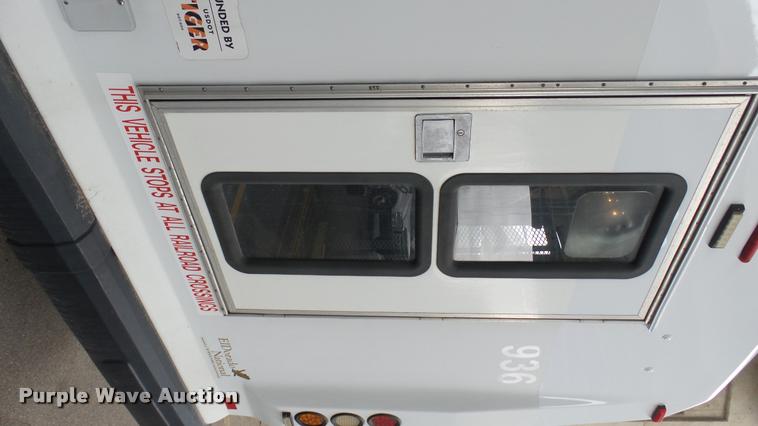 image for item L2391 2009 Ford E450 Super Duty shuttle bus