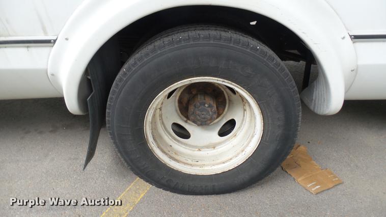 image for item L2391 2009 Ford E450 Super Duty shuttle bus