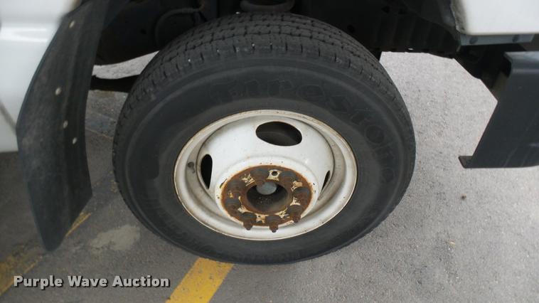 image for item L2391 2009 Ford E450 Super Duty shuttle bus