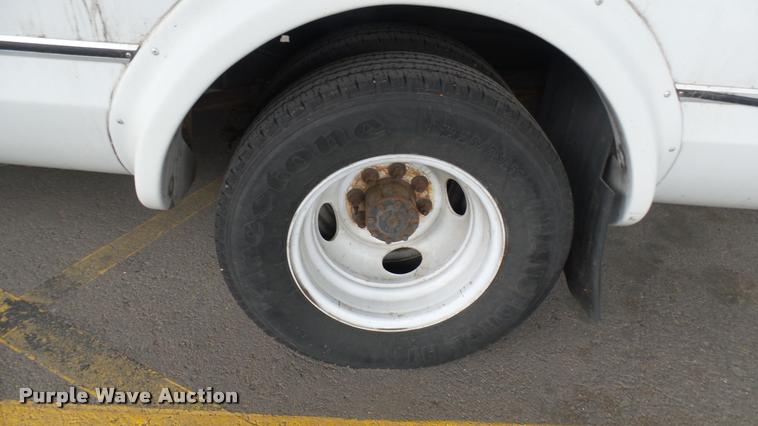 image for item L2391 2009 Ford E450 Super Duty shuttle bus