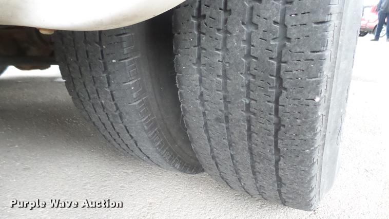 image for item L2391 2009 Ford E450 Super Duty shuttle bus