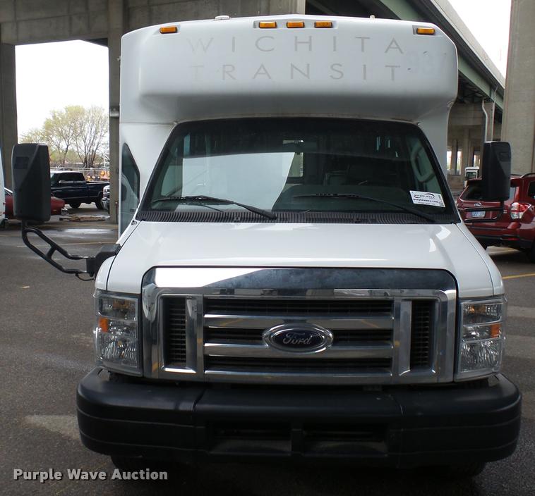 image for item L2392 2009 Ford E450 Super Duty shuttle bus