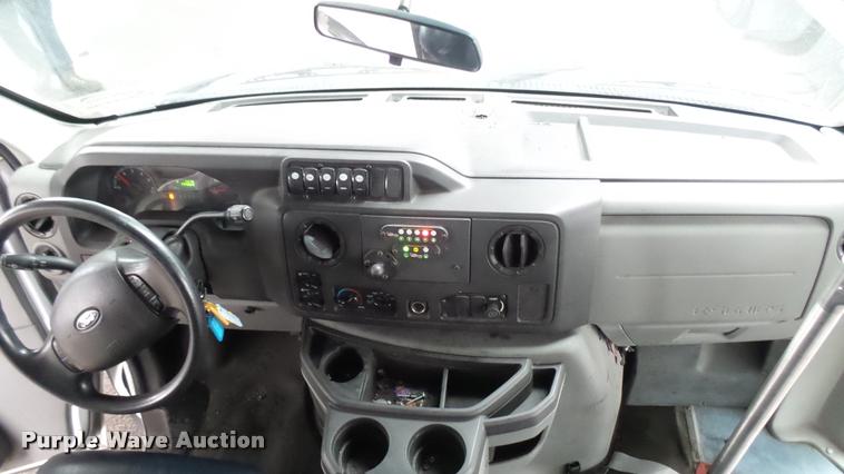 image for item L2392 2009 Ford E450 Super Duty shuttle bus