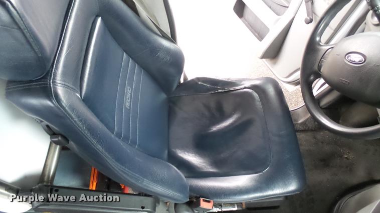 image for item L2392 2009 Ford E450 Super Duty shuttle bus