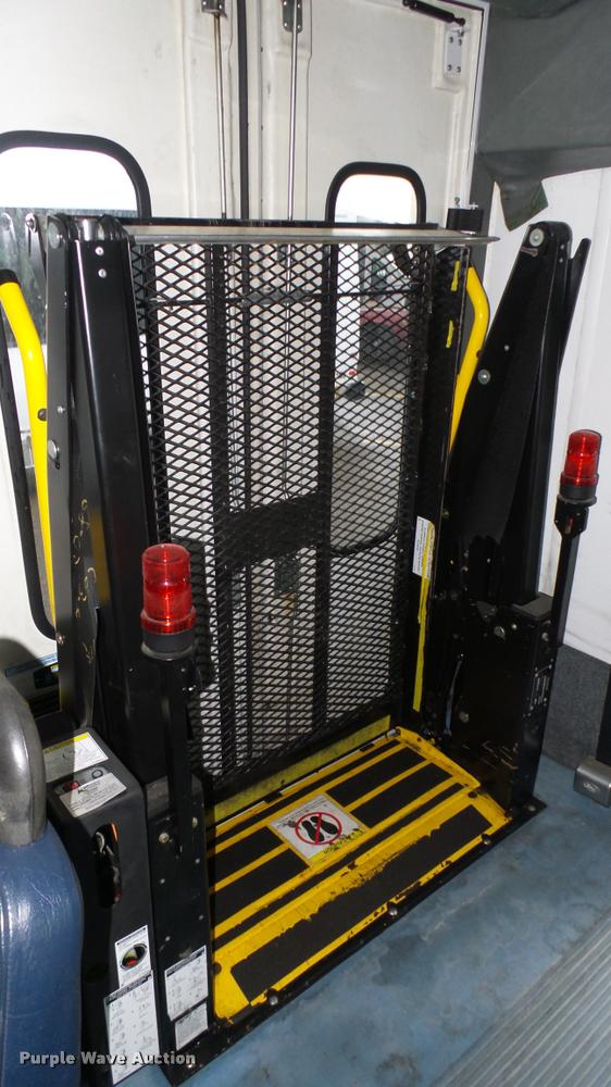 image for item L2392 2009 Ford E450 Super Duty shuttle bus