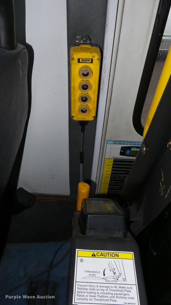 image for item L2392 2009 Ford E450 Super Duty shuttle bus