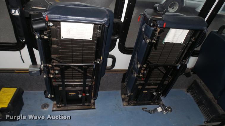 image for item L2392 2009 Ford E450 Super Duty shuttle bus