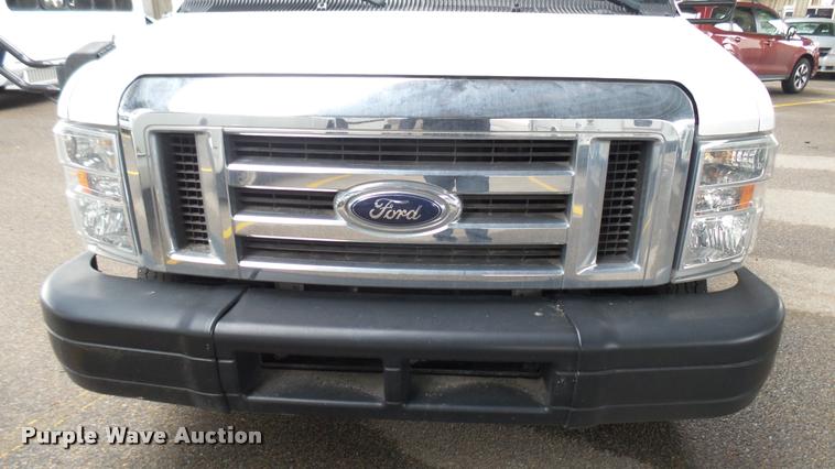 image for item L2392 2009 Ford E450 Super Duty shuttle bus