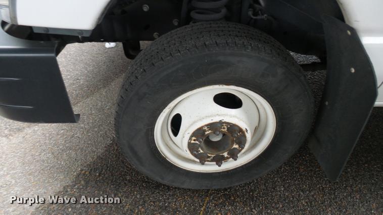 image for item L2392 2009 Ford E450 Super Duty shuttle bus