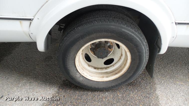 image for item L2392 2009 Ford E450 Super Duty shuttle bus