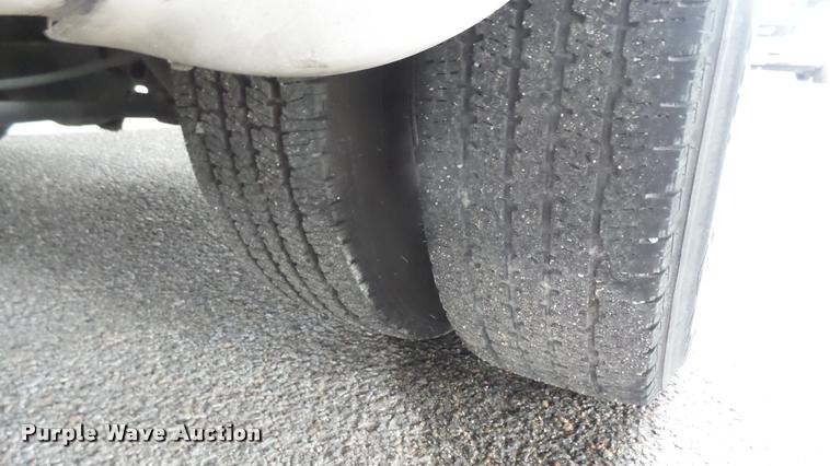 image for item L2392 2009 Ford E450 Super Duty shuttle bus