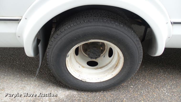 image for item L2392 2009 Ford E450 Super Duty shuttle bus