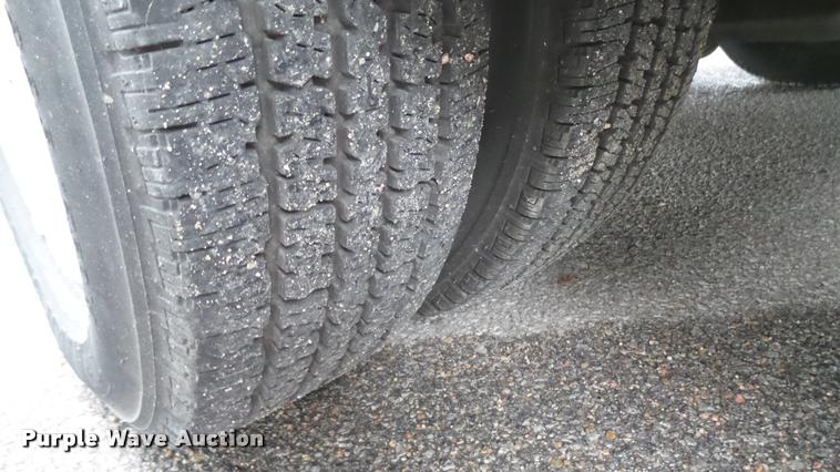 image for item L2392 2009 Ford E450 Super Duty shuttle bus