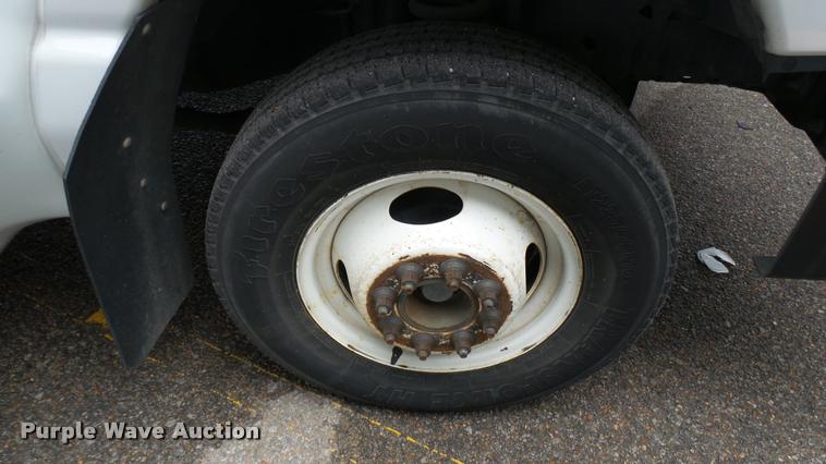 image for item L2392 2009 Ford E450 Super Duty shuttle bus