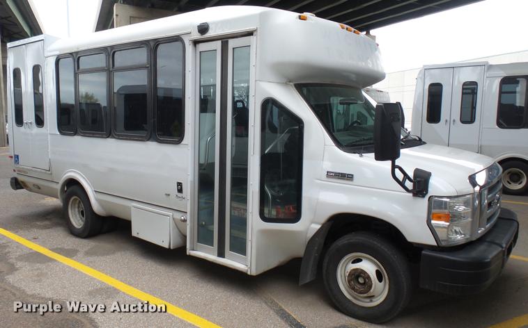 image for item L2393 2009 Ford E450 Super Duty shuttle bus