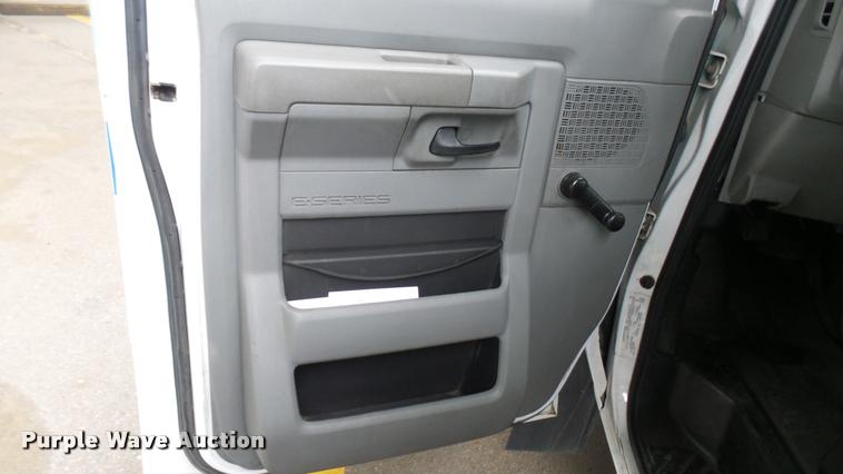 image for item L2393 2009 Ford E450 Super Duty shuttle bus