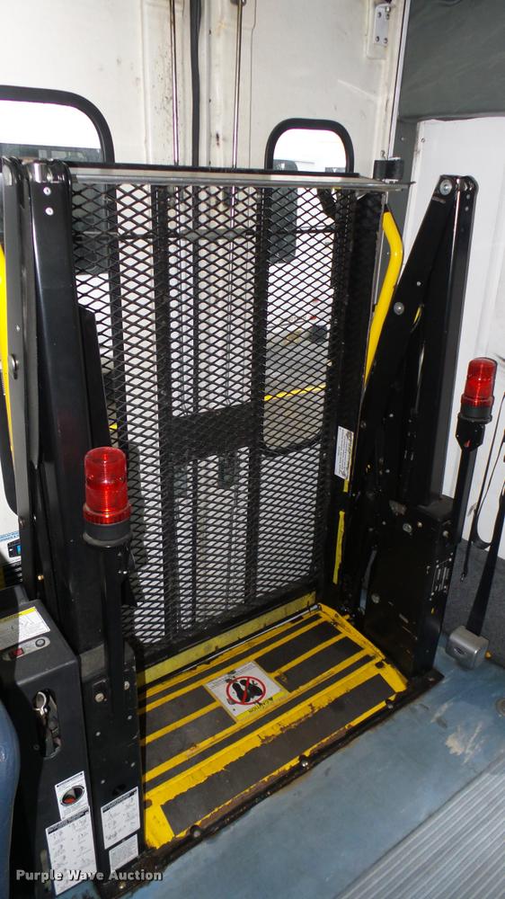 image for item L2393 2009 Ford E450 Super Duty shuttle bus