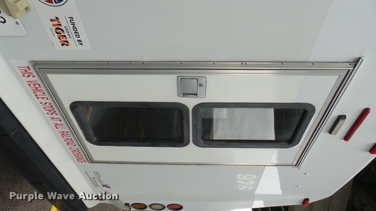 image for item L2393 2009 Ford E450 Super Duty shuttle bus