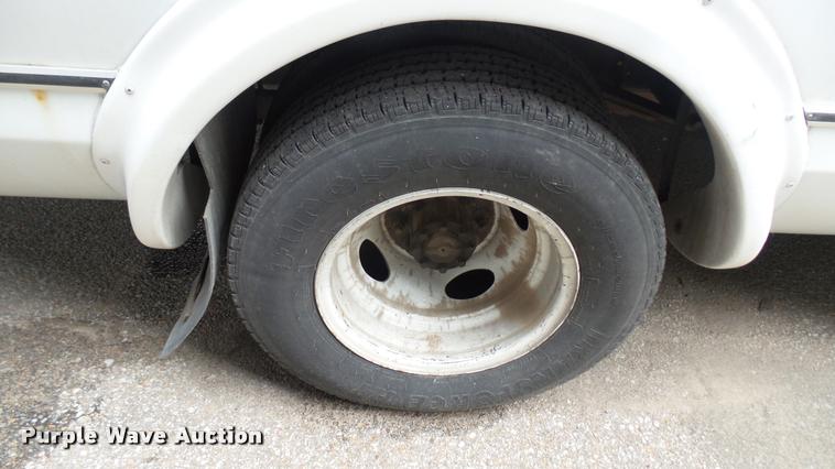 image for item L2393 2009 Ford E450 Super Duty shuttle bus