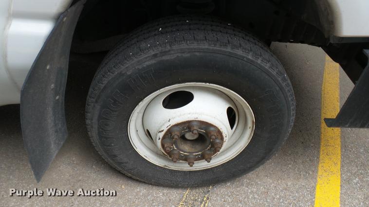 image for item L2393 2009 Ford E450 Super Duty shuttle bus